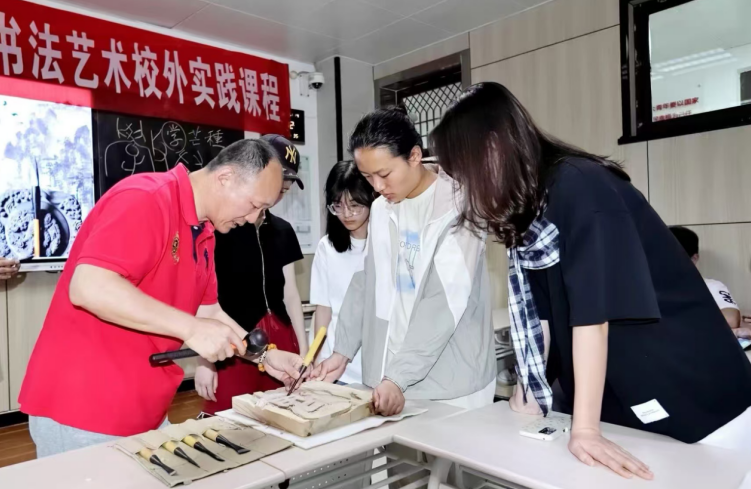 点击图片进入下一页